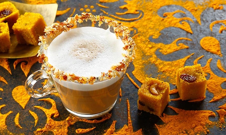 Chai Tea Latte mit Cashew-Trauben-Würfel