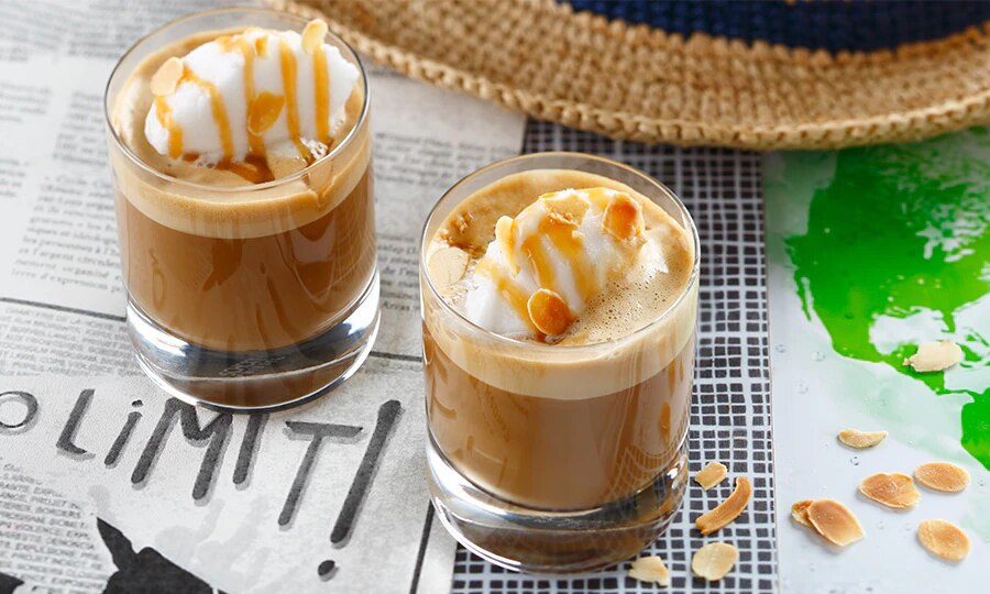 ESPRESSO MACCHIATO CORTADO mit Joghurteis und gerösteten Mandeln