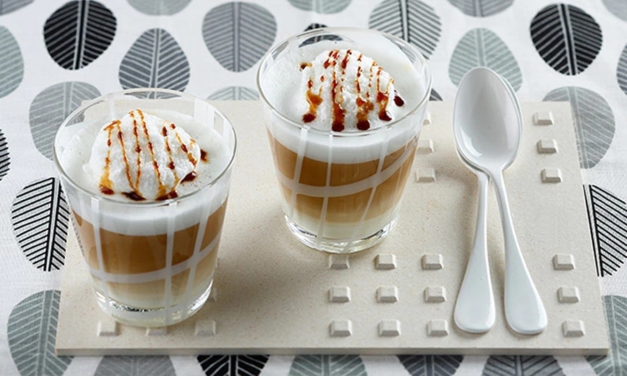 Latte Macchiato mit Eischnee-Wölkchen