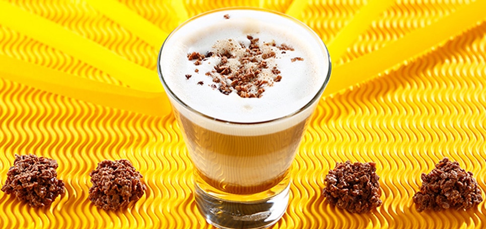 Zwei Gläser Cappuccino Ice Cocktail, drappiert mit exotischen Früchten