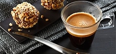 Espresso Intenso mit Anisaroma und Zartbitter-Erdnuss-Pralinen