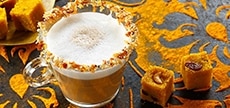 Chai Tea Latte mit Cashew-Trauben-Würfel